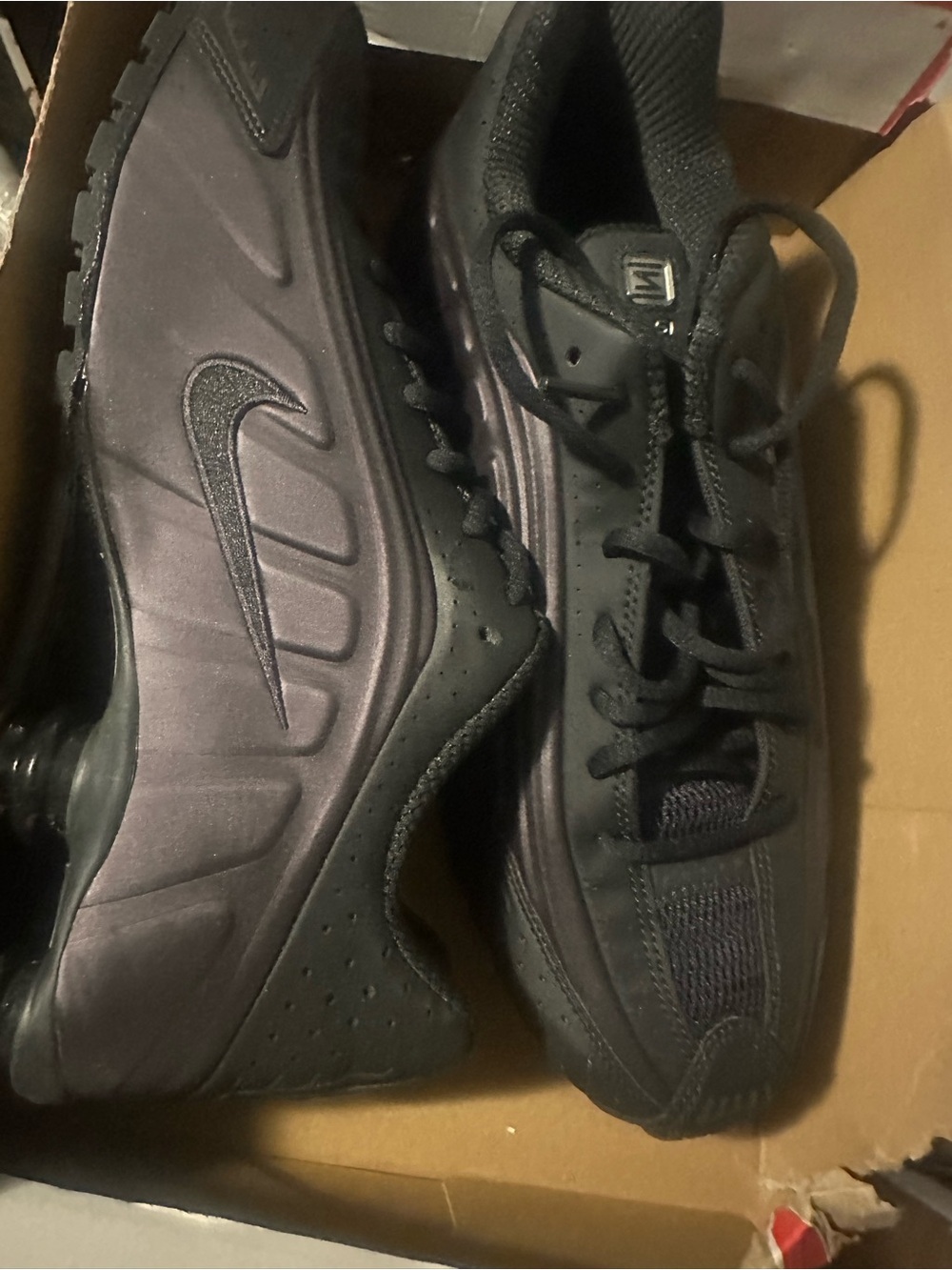 Nike Men’s Shox R4 Black and Cave Purple Purple size 10.5